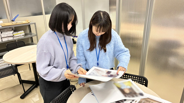 校正物の確認　事業推進部 Tさん・Kさん