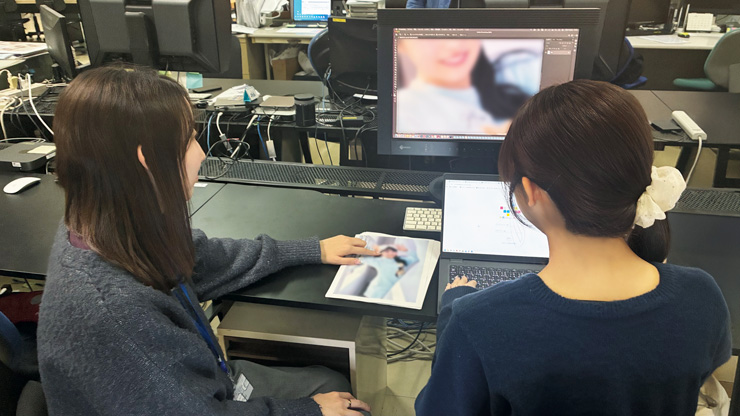 レタッチ作業相談の様子　制作業務部 Nさん・Tさん