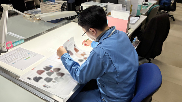 校閲作業の様子　制作業務部 Nさん